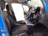 広い足元にゆったり座れるシートには肘掛けも装備しており長距離の運転でも疲れにくくなってます。女性でも運転がしやすいように、シートの高さ調整機能(シートリフター)がついています。