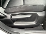 運転席にはドライバーの体型や好みに応じて前後方向だけでなく、高さの調整ができるシートリフターを装備!
