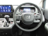ハンドルの両側に操作ボタンが付いております。運転しながら操作ができるのでとっても便利!