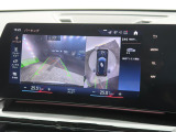 【アラウンドビューモニター】バックカメラに加え、360度のカメラで駐車も楽々。駐車が苦手な方でも安心してお乗りいただけます。