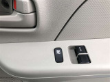 パワーウィンドのスイッチです。運転席に座りながら、助手の窓を開け閉めできるので大変便利ですよ。