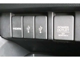 USBオーディオ用ソケットがついていますので携帯電話などを接続すれば音楽等の再生が可能です!充電用ソケットもございます!