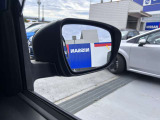 BSW『後側方車両検知警報』。 死角になりやすい隣接レーンの後側方を走行する車両を検知すると、ドライバーに表示で知らせ、さらにウィンカーを作動させた場合には、音と表示で警報します。