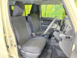 運転席まわりには十分なスペースがあり、大柄な方でもゆったり運転していただける環境です。