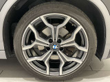 サービスにはドイツ本国と同様に教育と訓練を受け、BMWを知り尽くした「マイスター」が数多く在籍しております。360度による納車前点検整備で、お客様に安心と安全をお届けいたします。