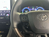 運転中、オーディオの操作をしてて、ハッとしたことはありませんか?ステアリングスイッチは、運転中でもハンドルでオーディオの操作が可能です。安全なドライブをサポートします。