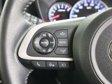 さまざまな操作が手元で行えるステアリングスイッチを備えています。