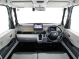 N-BOXの開放的な前方視界。フロントガラスが大きいので運転がしやすく疲れにくいです。また、全ての装備が適正配置されていて操作性に優れています。