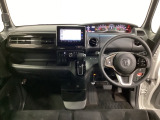 車内は光触媒抗菌消臭施工済です。スタイリッシュなデザインでスポーティなインパネ周りを演出します。グローブボックスやカップホルダーのほかにトレーなどたくさんの収納スペースが付いています。