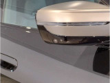 【BMWミラー】視認性の高いスタイリッシュなミラー。自動防眩機能も付いており夜間のドライビングをサポートします。