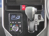 運転席より操作性の良いシフトレバーと、オートエアコンのスイッチ等の画像です。