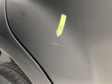 右のリヤドアに線キズあり
