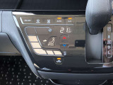 設定した温度をしっかりキープしてくれるオートエアコンで車内はいつでも快適です。タッチパネル式で凹凸がないからお掃除もラクラク♪
