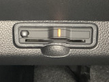 ハンドルの左下にETCがついています。高速道路の料金所の通過も楽々です。 カードの取り出しもしやすい場所についています。