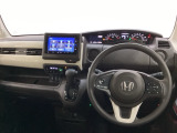 車内は光触媒抗菌消臭施工済です。スタイリッシュなデザインで暖かみのあるインパネ周りを演出します。グローブボックスやカップホルダーのほかにトレーなどたくさんの収納スペースが装備されています。