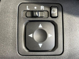 【電動格納ミラー】サイドミラーは電動格納式となっており、狭い駐車場でもキズがつくリスクを抑えられます。