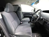ゆったり室内で運転もしやすいです♪使い勝手の良い配置も考えられています!!
