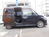 両側パワースライドドアは、車両の両側に電動で開閉できるスライドドアを備えた機能で、特に子育て世代や荷物の出し入れが多い方に便利です。