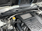 【STIタワーバー】お車の剛性を高めるタワーバーを装備。よりスムーズなコーナリング走行が可能となり、走りも楽しめます。