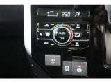 エアコンパネルはシンプルで使い勝手の良い機能的なデザインです。オートエアコンなので、自動で風量や温度をコントールしてくれ、快適な空調にしてくれます。