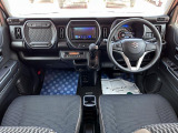 [フロントシート]インパネにシフトが付いているので足元広々!運転席から助手席の移動も楽々♪どちらからでも乗り降り出来るので、狭い場所の乗り降りも楽ちんですよ♪