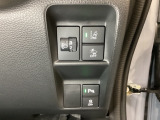 ハンドルの右側にはヘッドライトレベライザーとHondaセンシング用のメインスイッチがついています。ヘッドライトレベライザーは道路状況や積荷の加重に応じてライトの高さを調節できます。