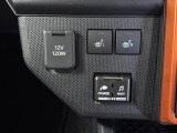 寒い冬に大活躍のシートヒーターが運転席と助手席についています♪シートぽっかぽか♪USBソケット付きでスマホの充電もできます♪