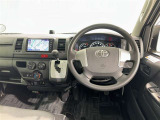 運転席まわりです。 各操作スイッチは使いやすい位置に配置されてます。