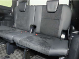 便利な5:5分割可倒式シートです。収納と乗車人数のバランスに優れています♪荷物の大きさに応じたラゲージスペースをフレキシブルに作り出せるので、シーンに応じた使い方ができます♪