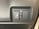 左側電動スライドドアは運転席からでも操作ができるように、ハンドル付近に開閉の操作スイッチが付いています。
