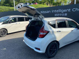 バックドア全開写真です。荷物等載せるときは、ぶつからない位置に、駐車し、バックドアを開けるよう、注意下さい。