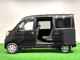 大きなドアと低い床で乗り降り楽々。人にも荷物にも余裕の室内空間!