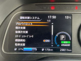 見易いアナログメーターの左側にシステム表示のモニターが有ります。