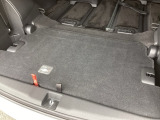 3列目シートは床下に収納ができます。片方だけ倒して、長い荷物を乗せることもできてとっても便利です。