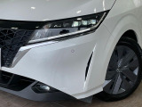 【LEDヘッドライト】悪天候や夜間走行時も良好な視界を確保し安心して運転できる高輝度LEDヘッドライトを装備!点灯速度が早く、消費電力も抑えられています。