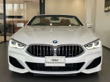【BMWの伝統-1】BMWの特徴的な&ldquo;キドニーグリル&rdquo;は、80年以上続く伝統の形でございます。変わらないこだわりのデザインが、プレミアムブランド&ldquo;BMW&rdquo;を創り出します。