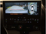 バックモニター付き。駐車の際のサポートとなり、必須アイテムのひとつですよね。それでも、バックする際は必ずご自身の目で確認をしてください。パノラミックビューで上から見下ろした視点でも確認できます!
