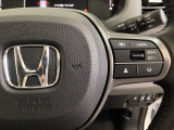 ハンドルにHondaセンシング系のクルーズコントロールやレーンキープアシストなどの操作スイッチが装備されています。ハンドルから手を離さず安全に操作できます。