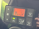 【オートエアコン】一度お好みの温度に設定すれば、車内の温度を検知し風量や温度を自動で調整。暑い&hellip;寒い&hellip;と何度もスイッチ操作をする必要はありません。快適な車内空間には必須の機能ですね♪