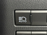 【AHS:アダプティブハイビームシステム】先行車や対向車を避けて前方を照射。周囲のクルマにまぶしい思いをさせないだけでなく、ハイビームを保持したまま走行できる頻度が上がり、夜間でも優れた視認性を確保。