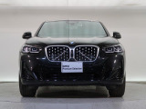 【キドニーグリル】BMWの代名詞。一目見ただけでBMWであると認識できる確固たるアイコンとして存在感を放ちます。