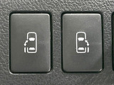 【両側パワースライドドア】スマートキーや運転席のスイッチで後席両側スライドドアの開閉が可能♪電動だから力を入れてドアを開ける必要が無く、小さなお子様でも簡単に開け閉めでき快適です♪