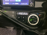 【オートエアコン】一度お好みの温度に設定すれば、車内の温度を検知し風量や温度を自動で調整。暑い&hellip;寒い&hellip;と何度もスイッチ操作をする必要はありません。快適な車内空間には必須の機能ですね♪