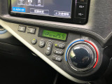 【オートエアコン】一度お好みの温度に設定すれば、車内の温度を検知し風量や温度を自動で調整。暑い&hellip;寒い&hellip;と何度もスイッチ操作をする必要はありません。快適な車内空間には必須の機能ですね♪