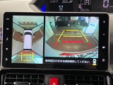 【パノラマモニター】 上から見下ろしたような映像が、運転の不安を軽くします。