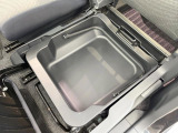 【シートアンダーボックス】シートの下に大容量の収納スペースが備わっており、靴や洗車グッズなど、外から見られたくないものをすっきり収納できて便利!