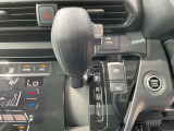 シフトレバーは操作しやすく、電動パーキングブレーキとの組み合わせでスムーズな走行と停車が可能です。