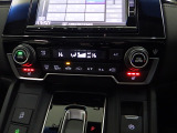 オートエアコンは左右席で独立温度コントロールが可能です。シートヒーター付きで、冷えた車内でもスイッチを押せば数秒でシートがあたたかくなります。
