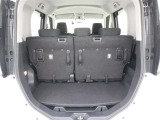 リヤシートは左右別々にダイブイン格納が出来るので、乗車人数や荷物の量に合わせたアレンジが可能です。