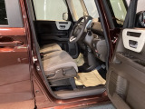 【ベンチシート】運転席と助手席の移動もスムーズ!狭い駐車場での乗り降りや、お子様の乗り降りにも便利です。座席の間にコンソールボックスやドリンクホルダーがないため、車内空間が広く感じます。